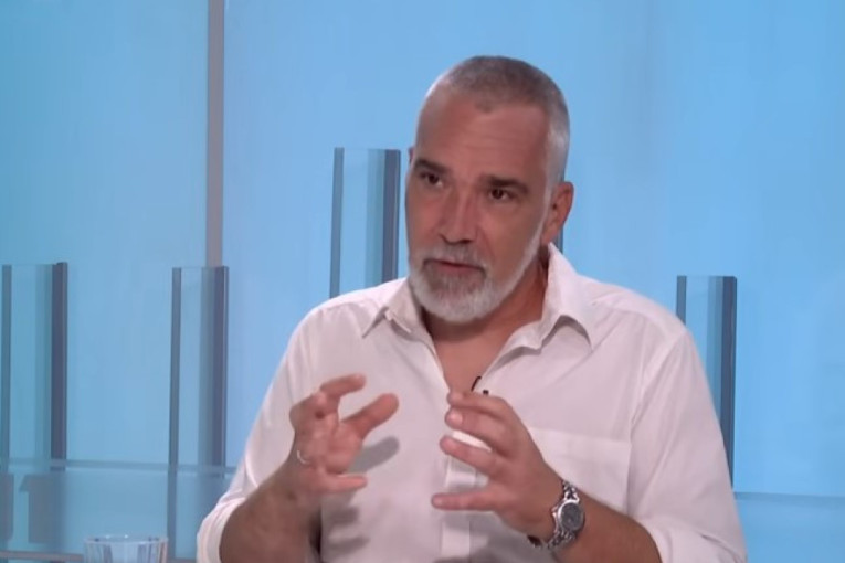 Organizuje kupovinu glasova iz hotela! "Lažljivi brkajlo" iz Pionirskog parka sad vodi prljavu izbornu operaciju u Kosjeriću!