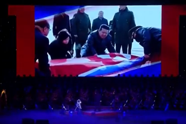 Kim Džong Un kakvog niste videli: Snimljen u emotivnom trenutku, dok je odavao počast poginulima u Kurskoj oblasti (VIDEO)