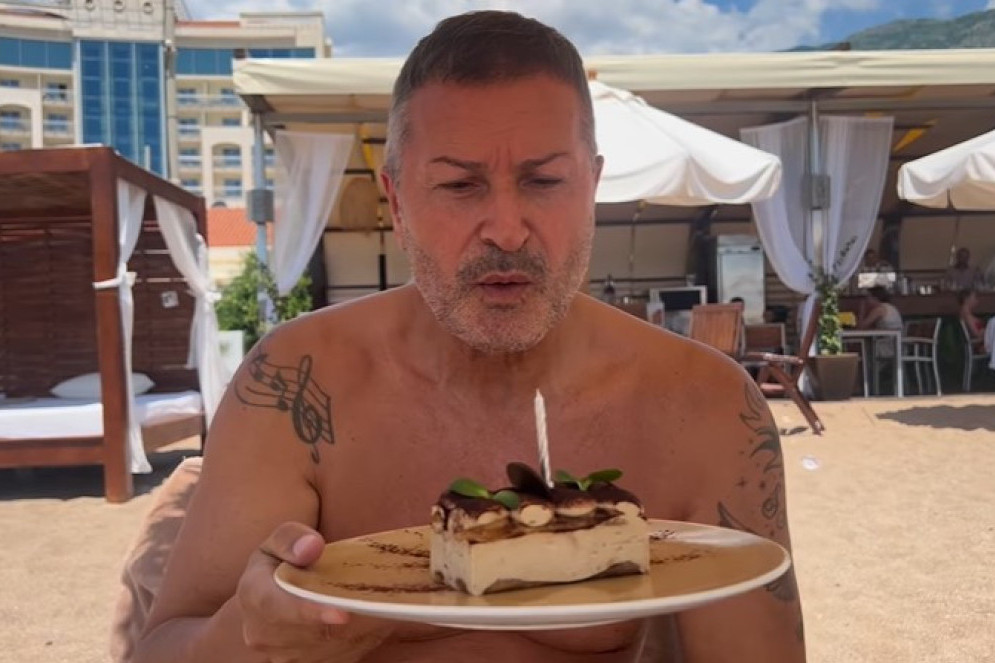 Đole Đogani napunio 65 godina: Duva svećicu na plaži, a Vesna puca od ponosa! (VIDEO)