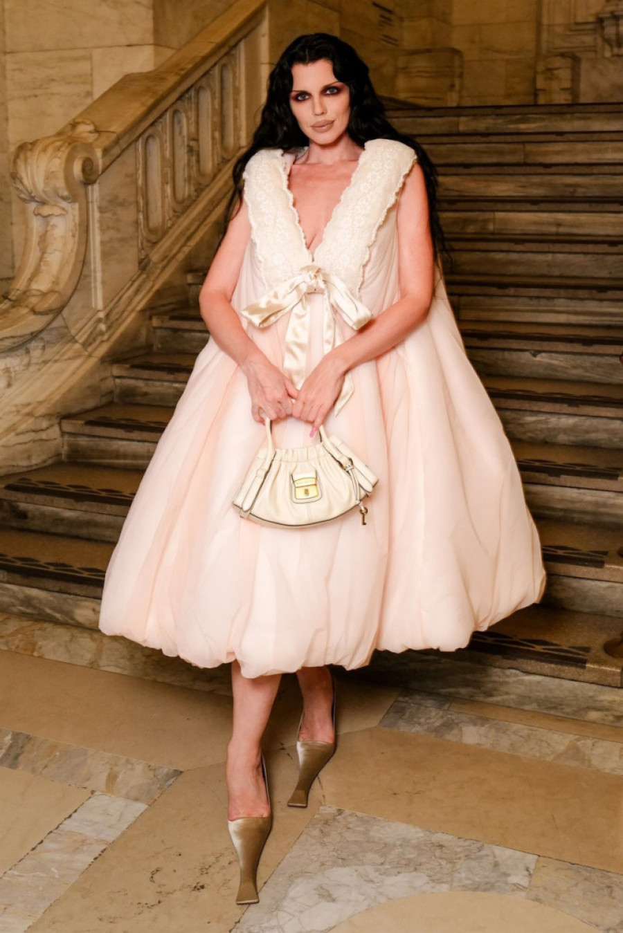 Jedino Džulija Foks ume da nosi haos sa stilom, a zbog ovog stajlinga blicevi su sevali samo oko nje (FOTO)