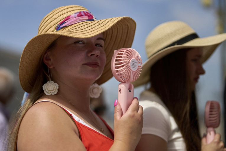 Pakao u Iranu, led na Antarktiku: Zemlja ključa i mrzne u istom danu!