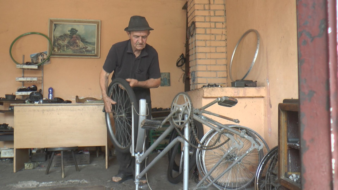 Ima 85 godina i svaki dan radi: Deda Miroslav ne odustaje od zanata ni pod stare dane! (FOTO)