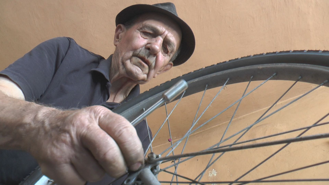 Ima 85 godina i svaki dan radi: Deda Miroslav ne odustaje od zanata ni pod stare dane! (FOTO)