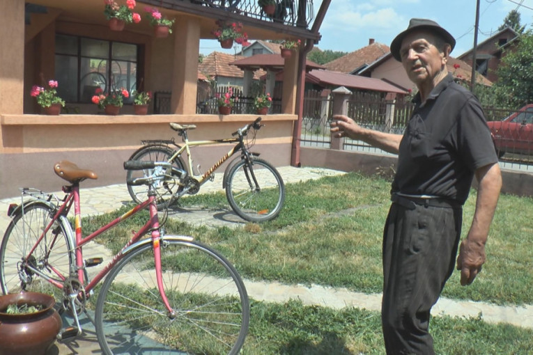 Ima 85 godina i svaki dan radi: Deda Miroslav ne odustaje od zanata ni pod stare dane! (FOTO)