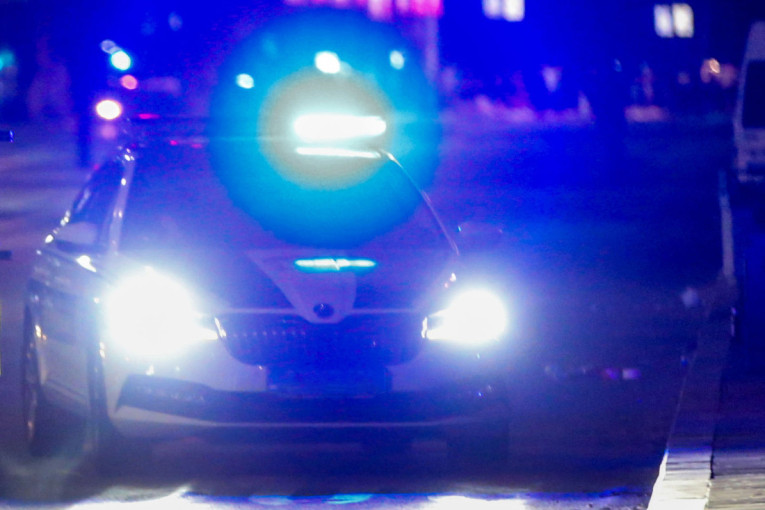 Uhvatio je oko vrata i odvezao na poslednji sprat: Drama u liftu u Novom Sadu