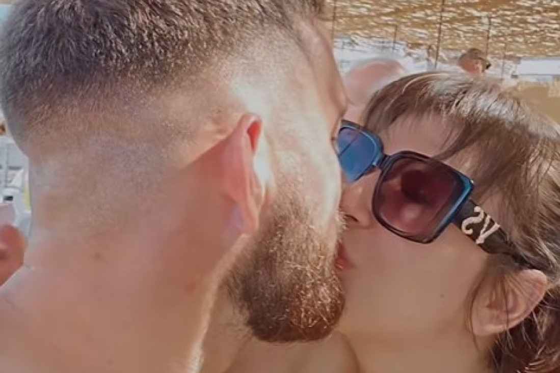 Miljana Kulić s dečkom razmenjuje nežnosti na bazenu: Isplivao vreli snimak (VIDEO)