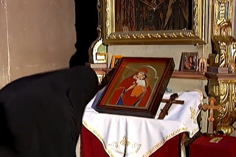 Zatrpali smećem manastir! Skandal na jugu Srbije! (FOTO)