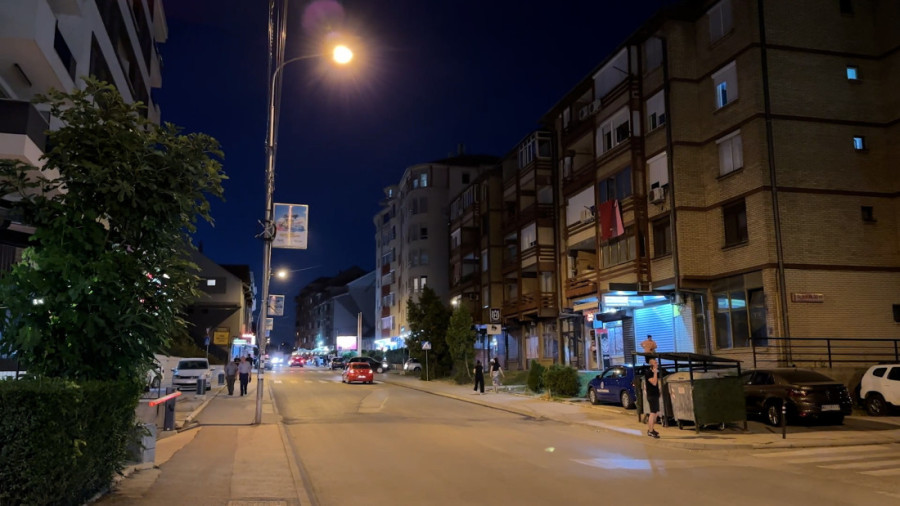 Prvi snimci i fotografije nesreće u Novom Pazaru: Evo u kakvom je stanju sedmogodišnjak koji je pao sa petog sprata  (FOTO/VIDEO)