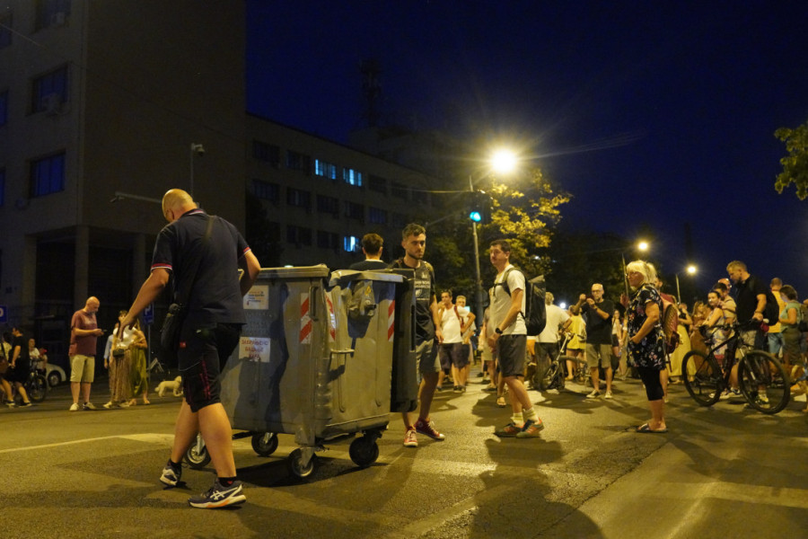 Proveren identitet 636 osoba, povređen jedan policajac: Oglasio se MUP