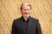 Ležao sam na kiši, smrzavao se i pokušavao da držim oči otvorene: Mads Mikelsen o jezivom iskustvu sa snimanja (VIDEO)