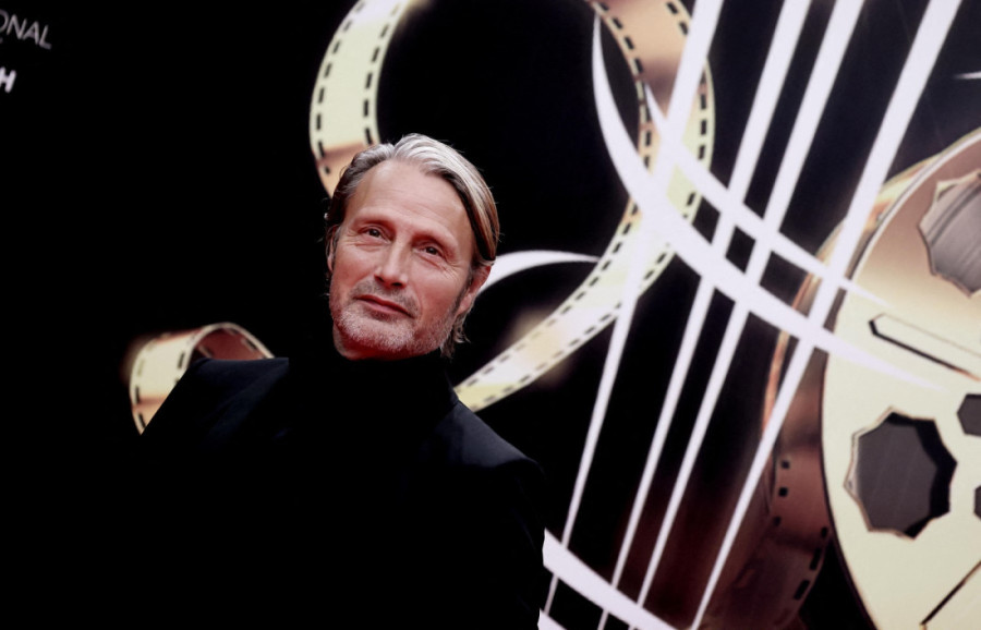 Ležao sam na kiši, smrzavao se i pokušavao da držim oči otvorene: Mads Mikelsen o jezivom iskustvu sa snimanja (VIDEO)