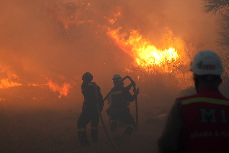 Izbio požar u zgradi: Stradao muškarac, deca iskakala kroz prozor! (VIDEO)