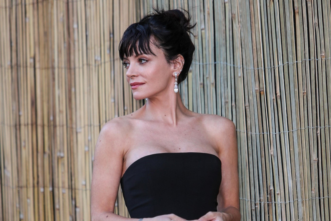 Ponovo šeta bez brusa: Emili Ratajkovski se pojavila na reviji u provokativnom, a elegantnom izdanju (FOTO)