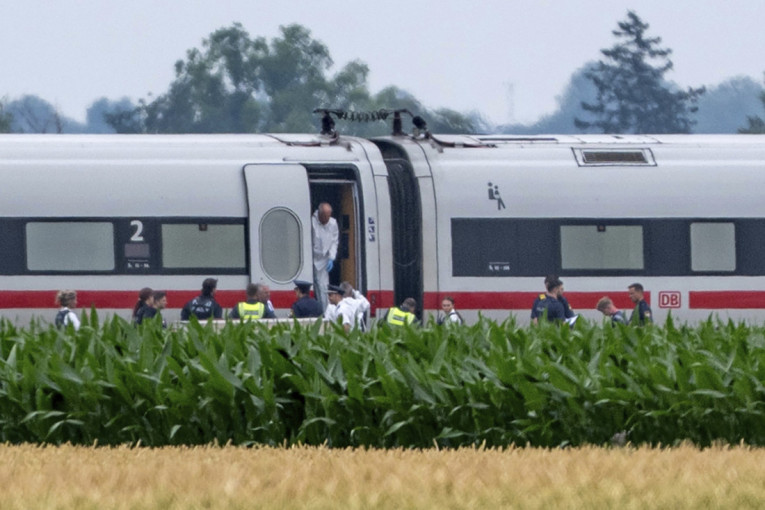 Užas u Nemačkoj! Nasrnuo sekirom na ljude u punom vozu, više njih povređeno!