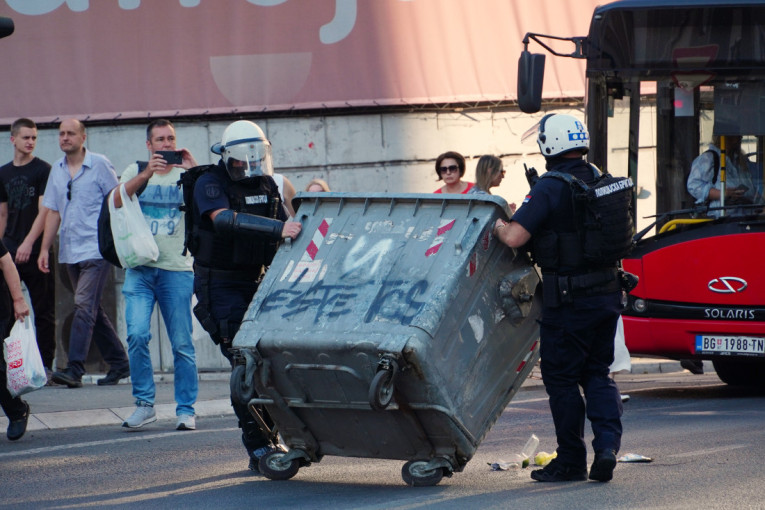 Proveren identitet 636 osoba, povređen jedan policajac: Oglasio se MUP