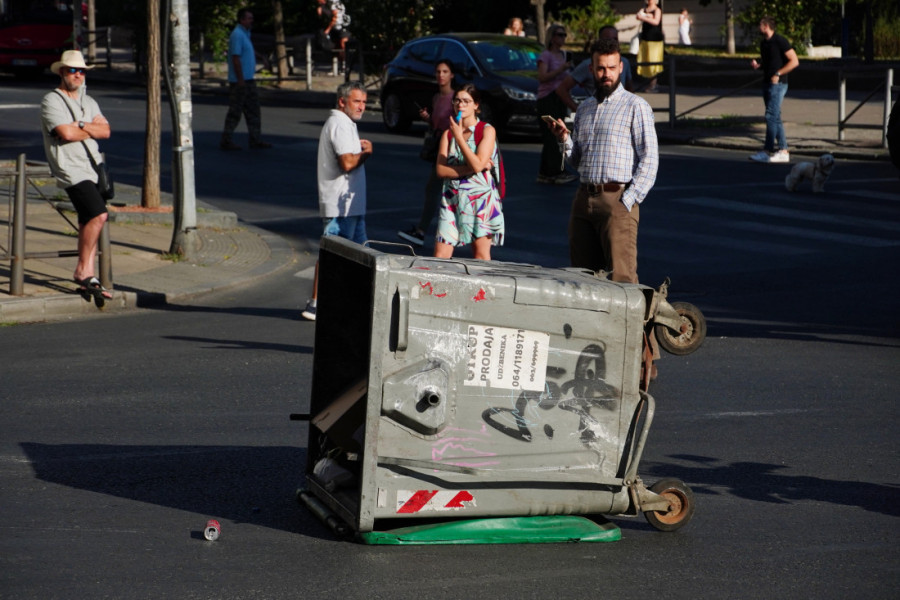 Blokaderi skroz poludeli, kreće iživljavanje! Haotično kod Pravnog fakulteta, blokirana rampa na auto-putu "Miloš Veliki"