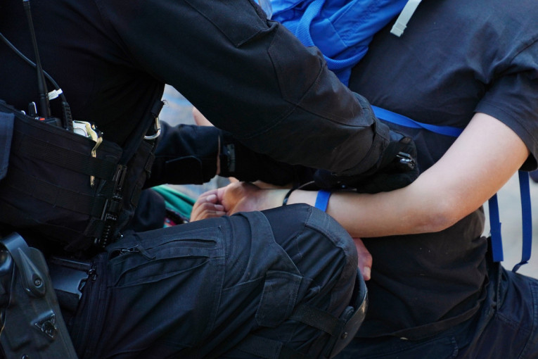 Vozilo hitne pomoći sletelo u kanal: Četiri osobe teško povređene (VIDEO)