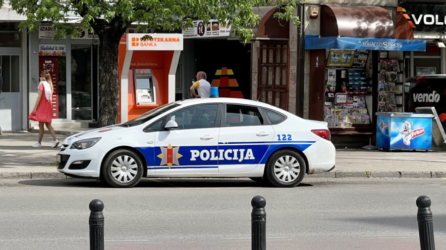 Haos na graničnom prelazu: Policajac i policajka se potukli pred putnicima, oglasili se nadležni!