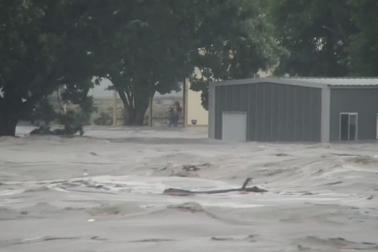Sunovrat u Americi! Poplave odnose sve pred sobom - broje se mrtvi (FOTO)