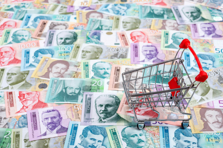 Panika u Čačku nakon što je najavljeno da sutra ceo dan neće biti vode: Građani masovno kupuju bidone u prodavnicama