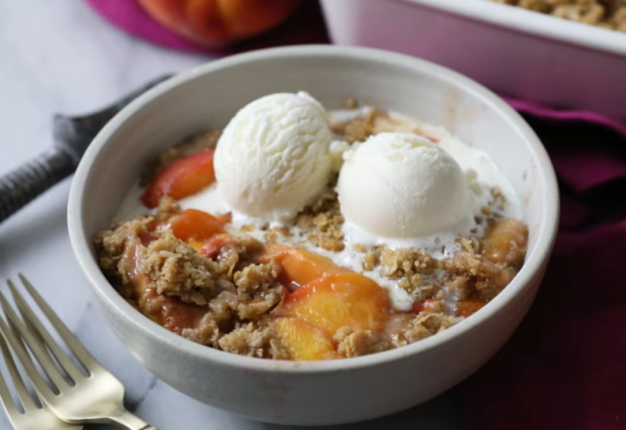 Recept dana: Krambl sa breskvama, hrskava i sočna poslastica koja se najbolje slaže uz kuglu sladoleda