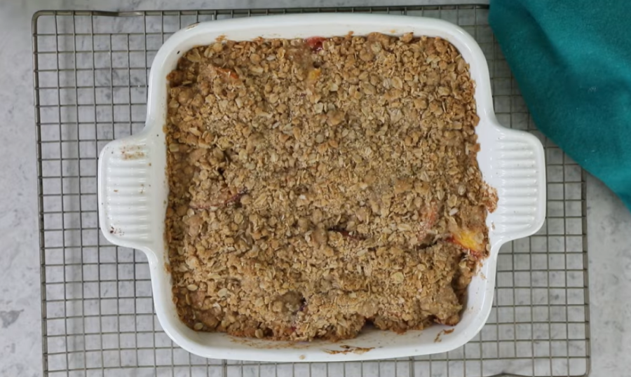 Recept dana: Krambl sa breskvama je savršena harmonija hrskavosti i osveženja u svakom zalogaju