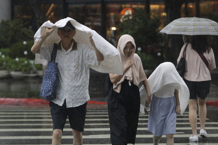 Tajfun "Danas" poharao Tajvan: Dvoje mrtvih, više od 330 povređenih