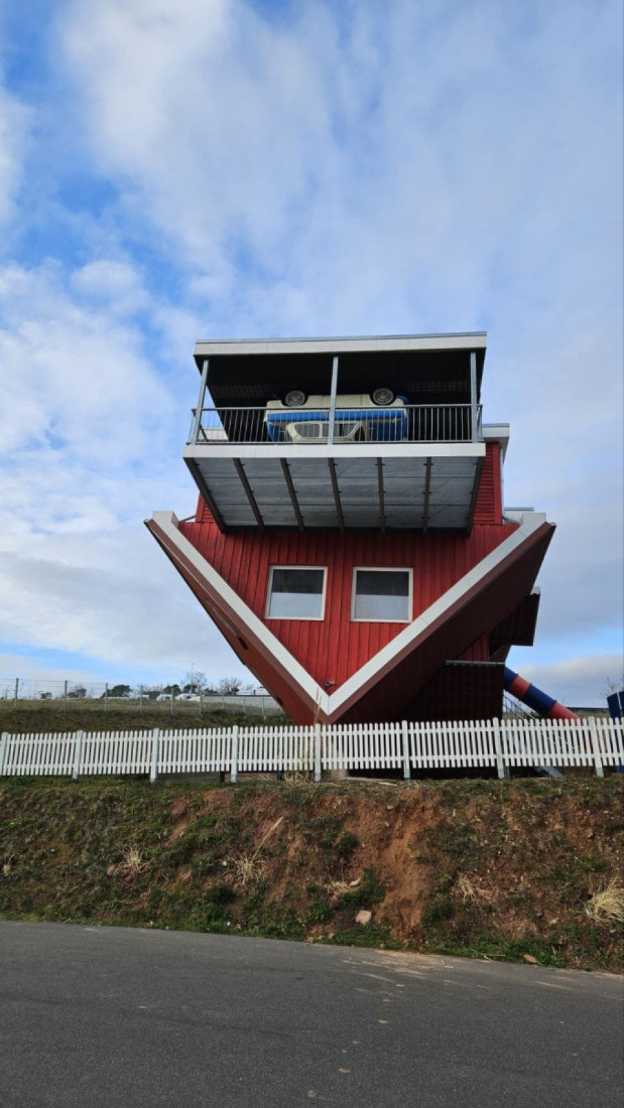 Neverovatna turistička atrakcija u Nemačkoj: Kuća stoji naopačke - prkosi sili gravitacije (FOTO)