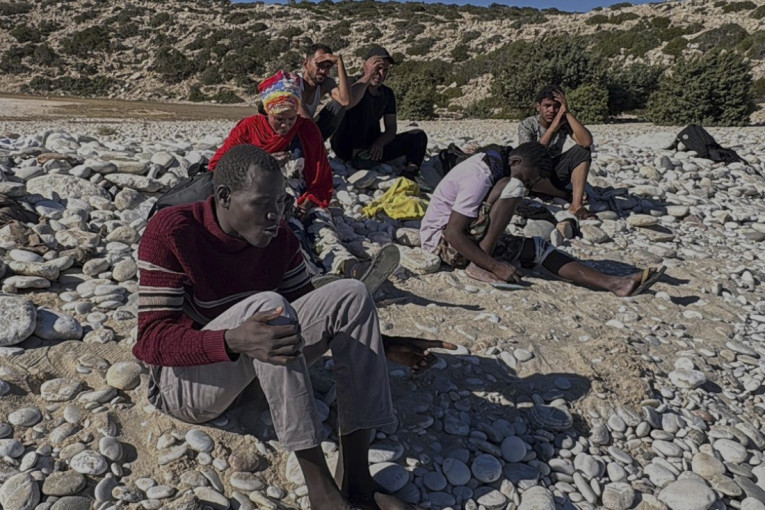 Poginulo najmanje 40 osoba! Prevrnuo se čamac pun migranata!