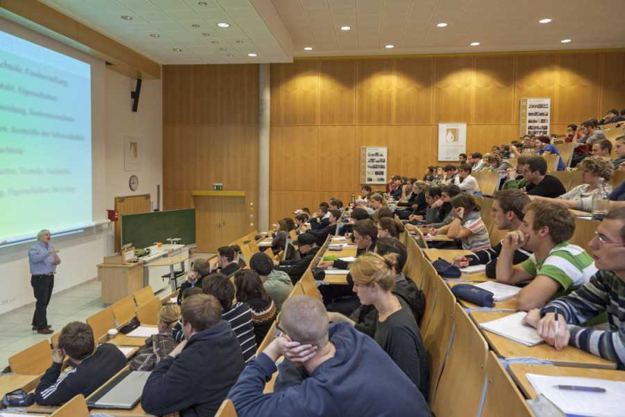 Ministarstvo prosvete vraća studentima 50 odsto školarine: Ko sve ima pravo i kako do novca