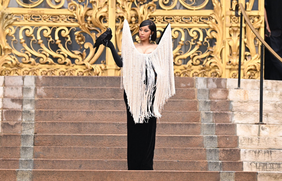 Kardi Bi se pojavila sa živom vranom: Njena haljina je zasenila ceo Pariz, izgleda kao pravo umetničko delo (FOTO)