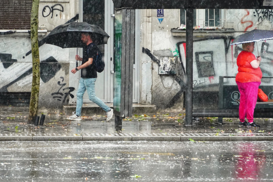 Crni oblak se nadvio nad Srbijom! Razorna oluja jurca ka ovim gradovima - večeras potop!