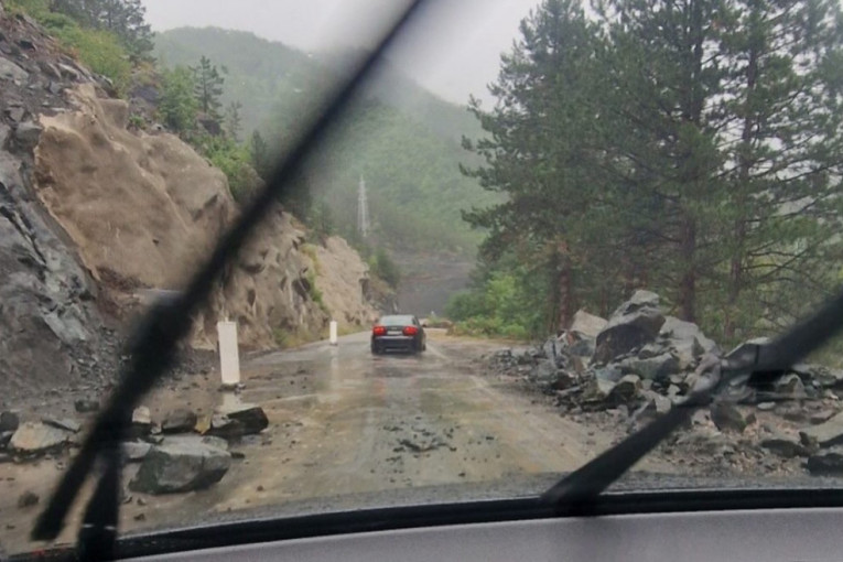 Veliki odron na magistali kod Priboja, vozači moraju strogo da paze i prilagode brzinu uslovima na putu (FOTO)