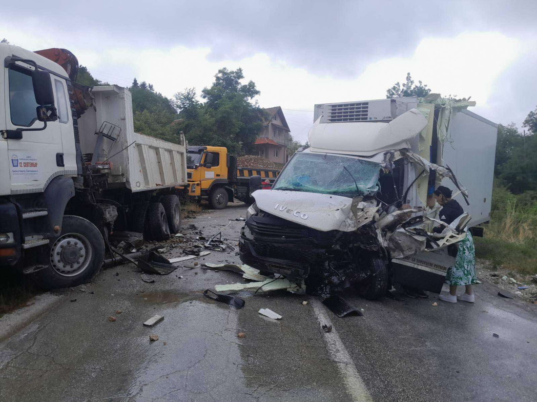 Težak sudar kod Užica: Kabina kamiona spljoštena, vozač izvučen živ! (FOTO)