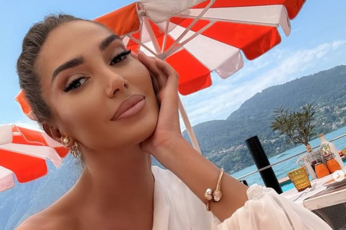 Žena Peđe Jovanovića zamešala u providnoj haljini! Grudi samo što ne ispadnu