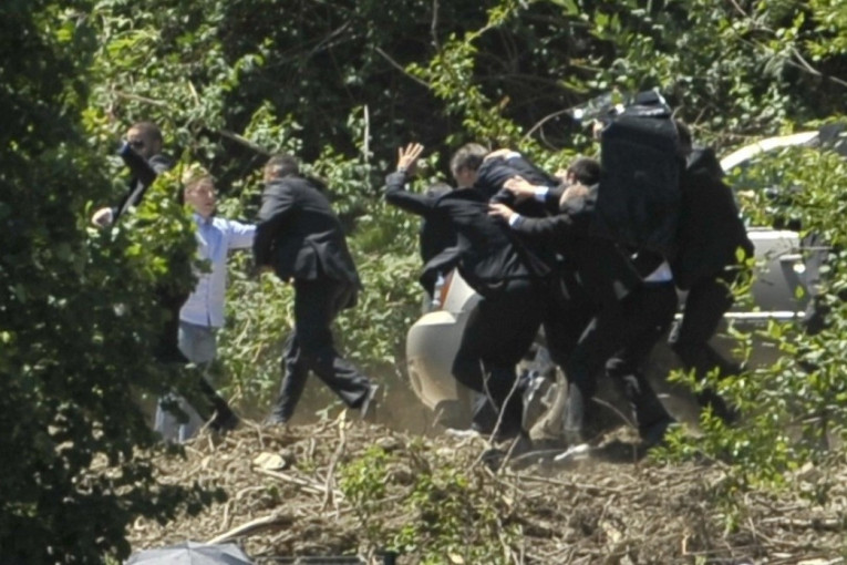 Doneo cvet i pružio im ruku, a oni mu uzvratili kamenicom u glavu: 11 godina od stravičnog napada na Vučića u Potočarima!