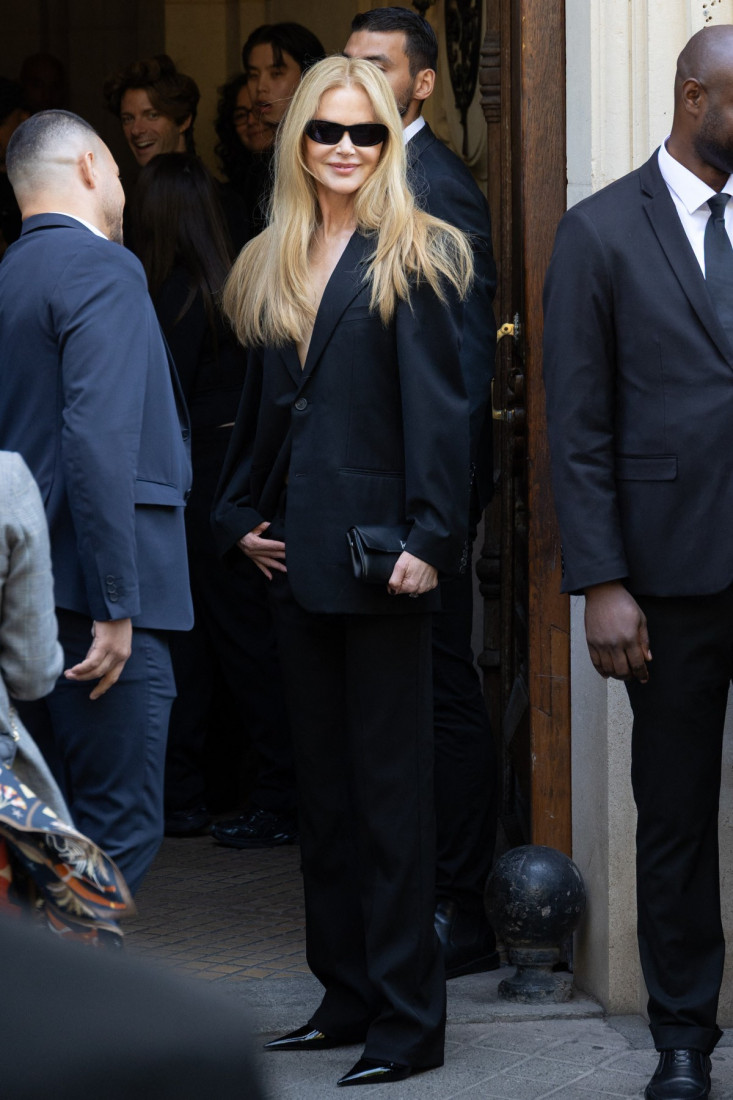 Francuski šik na holivudski način: Nikol Kidman se pojavila u jednostavnom crnom odelu i svima očitala modnu lekciju