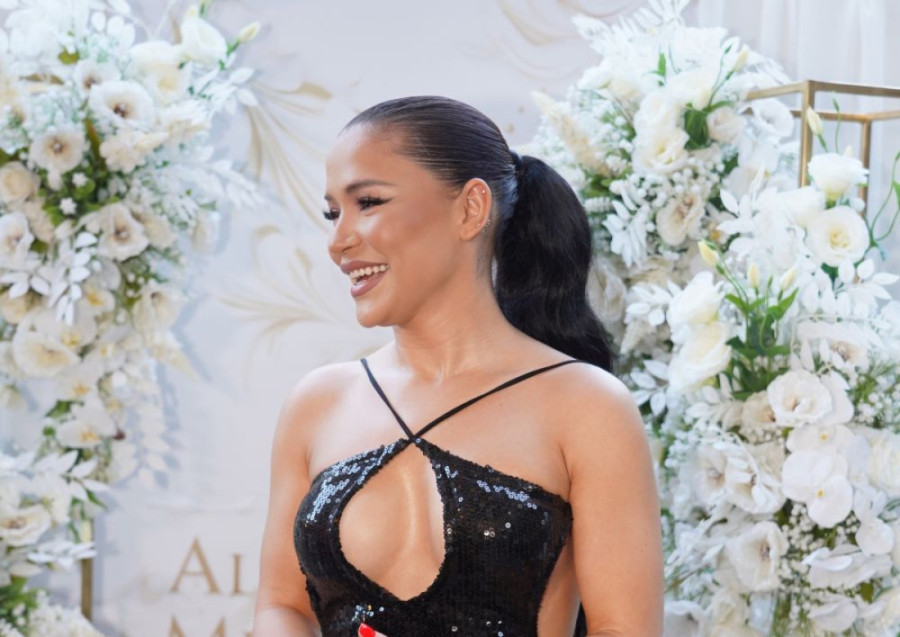 Pršte poljupci: Pevačica razmenjuje strasti s bivsim dečkom Aleksandre Mladenović (FOTO)