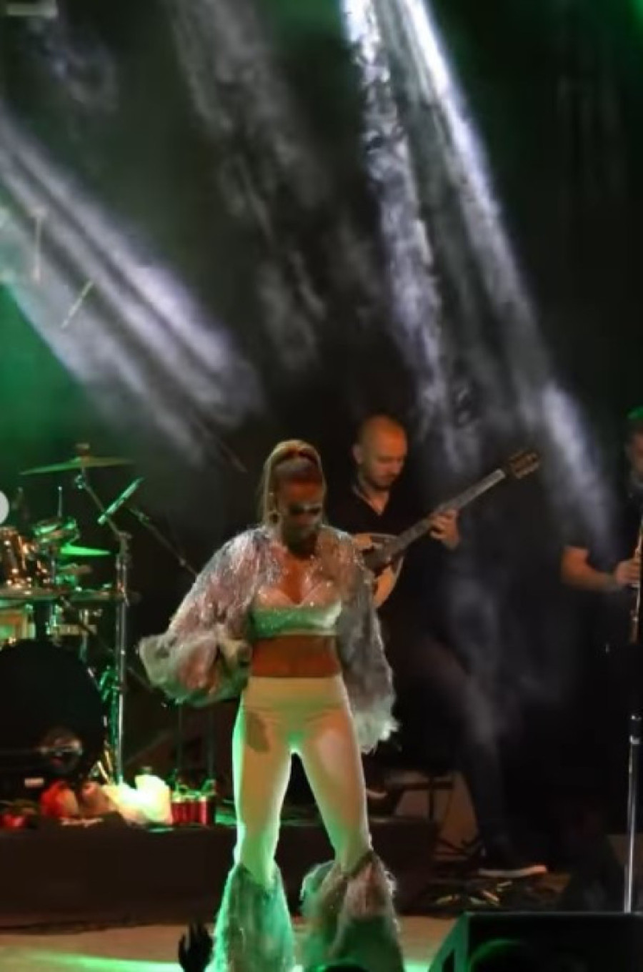 Vrelo izdanje Tee Tairović: Izbacila grudi, a tek da vidite pripijene bele pantalone kako joj stoje! (FOTO)