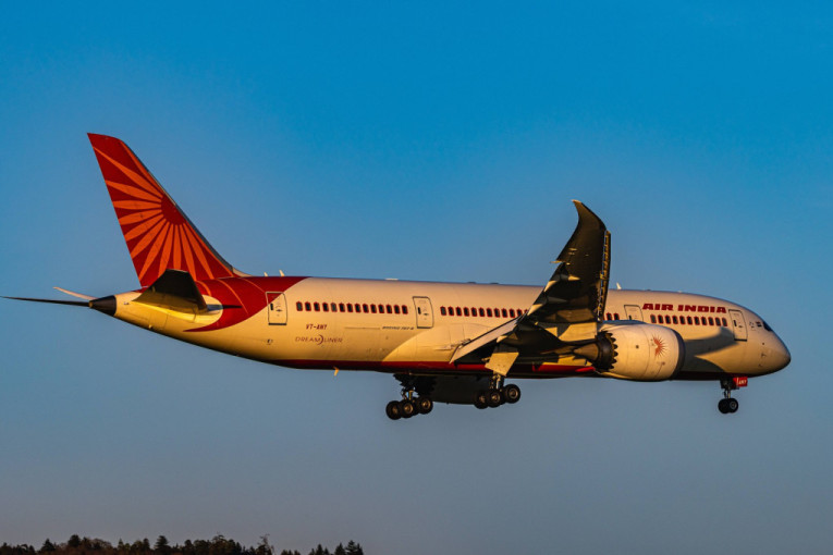 Pilot zaustavio let zbog supruge! Poruka iz kokpita rasplakala ceo avion! (VIDEO)