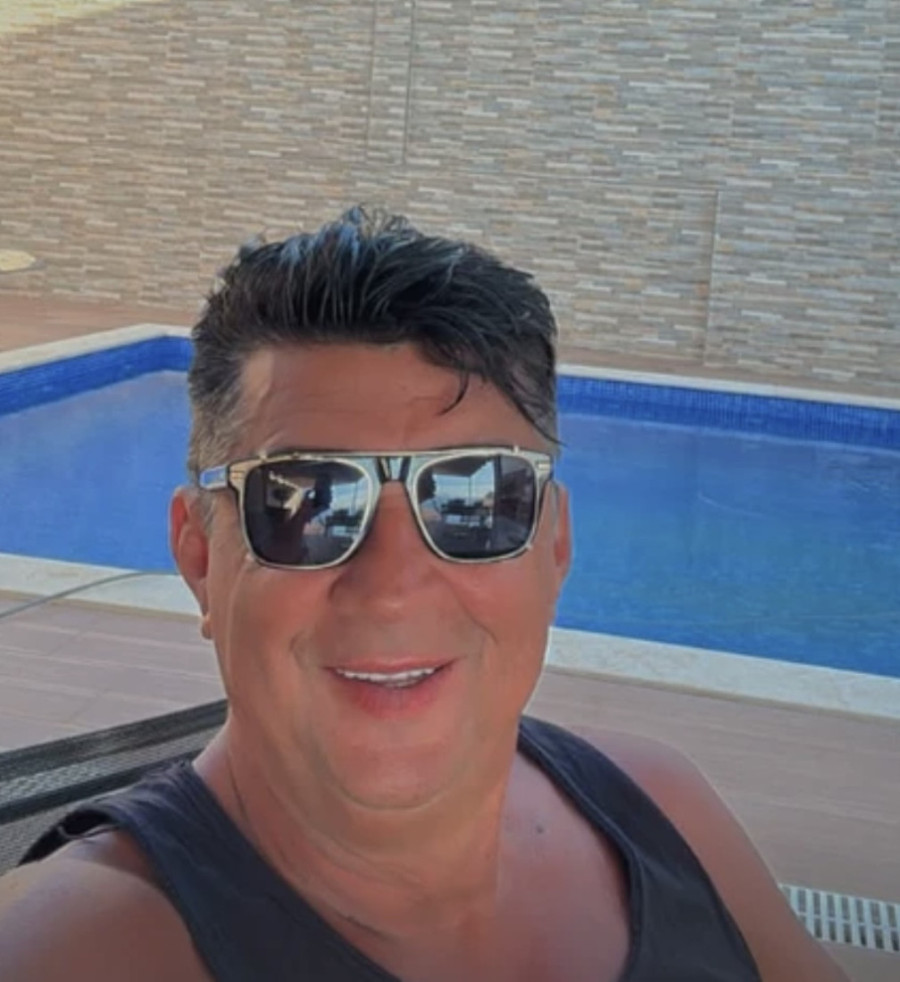 Peja u luks hotelu s duplo mlađim bliznakinjama: Voditelj se provodi za sve pare!