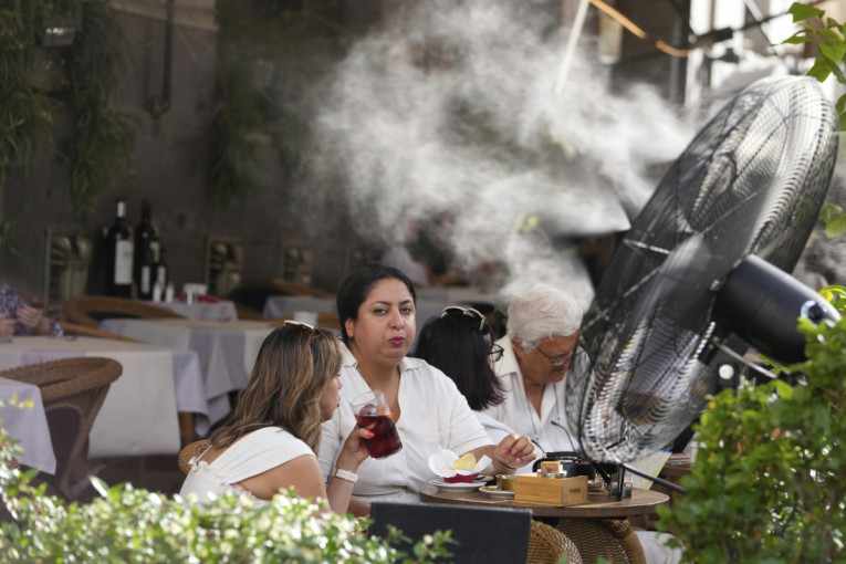Opasno! Batut izdao upozorenje pred sutrašnjih 43 stepena, evo gde će biti najkritičnije (TABELA)