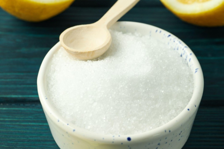 Nije soda bikarbona, a ni sirće: Jedan sastojak iz kuhinje bolje skida kamenac od svih kupovnih preparata