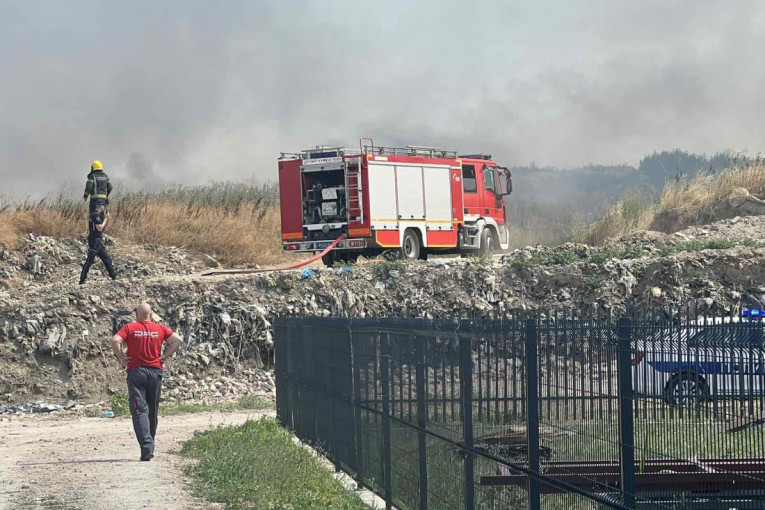 Gust dim kulja sa deponije u Paraćinu: Vatrogasci na terenu, građanima upućen važan apel