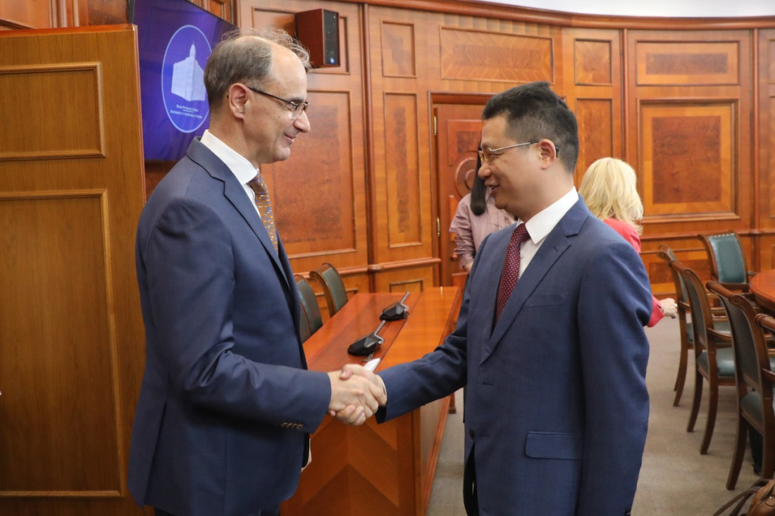 Macut je razgovarao sa Ziđinom, Mali sa Mintom