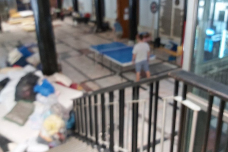 "Najmanje četiri dana potrebno da sve vratimo u red": Bivša blokaderka-dekanka lično izbacuje "foteljaše" sa Filološkog (VIDEO)