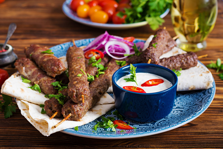 Jednostavno i neverovatno ukusno: Namaz od mladog luka i sira koji se sprema za samo deset minuta (RECEPT)