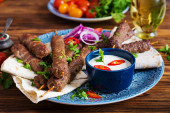 Ćevapi obaraju sve rekorde: Tradicionalni specijalitet beleži nezapamćenu popularnost