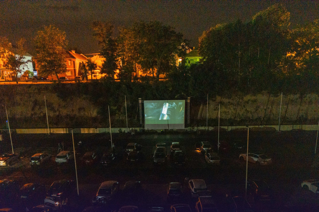 Žurka u ritmu devedesetih pod zvezdanim nebom: Inđija uživala u prvoj "Drive In" večeri