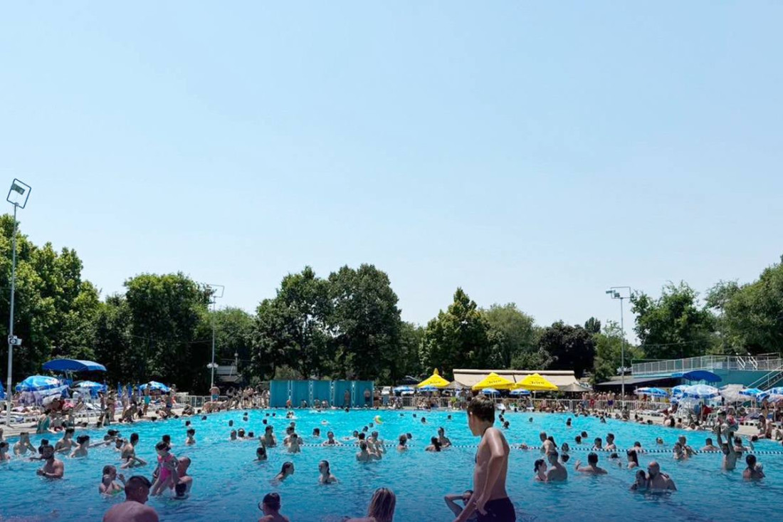 Rekordna posećenost na bazenu u Inđiji: Više od 2.500 ljudi potražilo osveženje